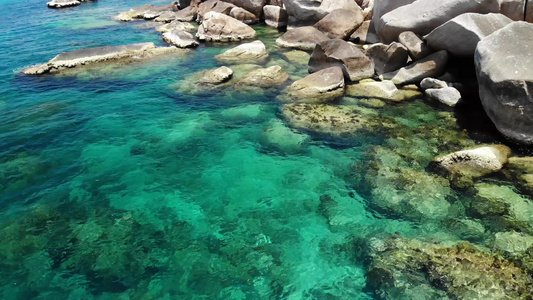 和平的蓝海水和灰色巨石在泰国阳光明媚的一天在高太岛视频