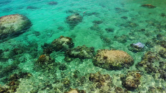 和平的蓝海水和灰色巨石在泰国阳光明媚的一天在高太岛视频