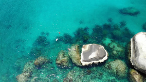 和平的蓝海水和灰色巨石在泰国阳光明媚的一天在高太岛15秒视频