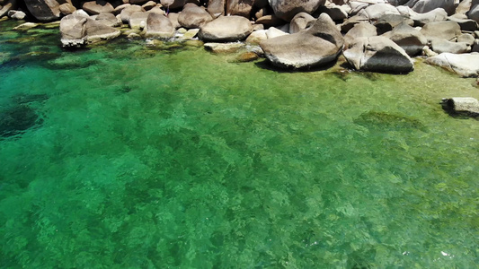 和平的蓝海水和灰色巨石在泰国阳光明媚的一天在高太岛视频