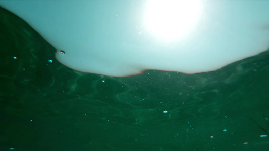 海面和太阳光束反射到海面的水下视频