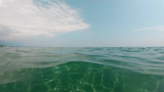 海面和海浪在阳光明媚的夏日流淌缓慢运动视频