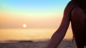 日落海滩上的女性57秒视频