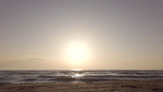 海滩上的日落海浪在沙滩上视频