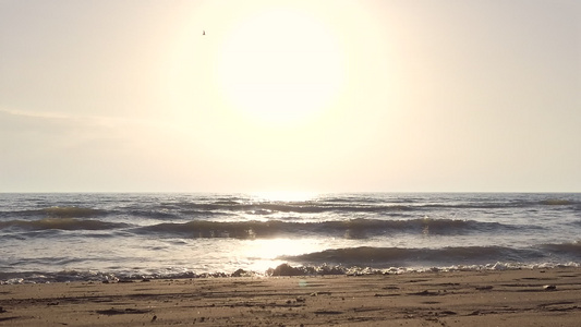 海滩日落沙滩海浪加快拍摄速度视频