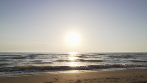 海滩上的日落海浪在沙滩上9秒视频