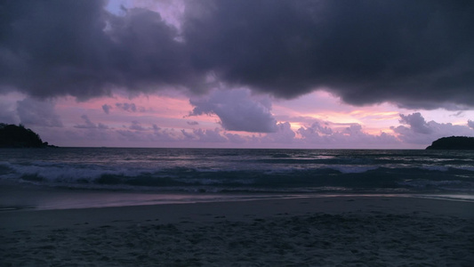 黄昏时海面上微妙的粉色日落视频