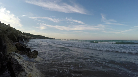 岩石海岸线的海浪破碎视频