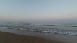 早晨在沙滩上海浪29秒视频