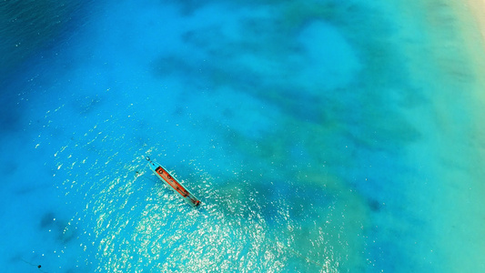 漂浮在蓝色海角上空的家用船视频