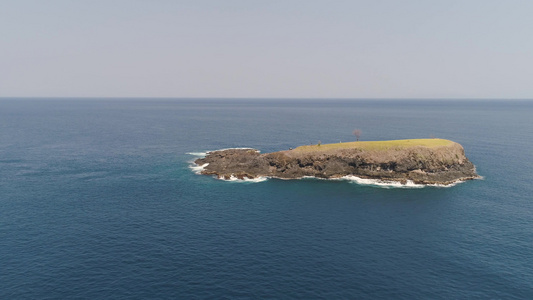 海洋中的岩石岛视频