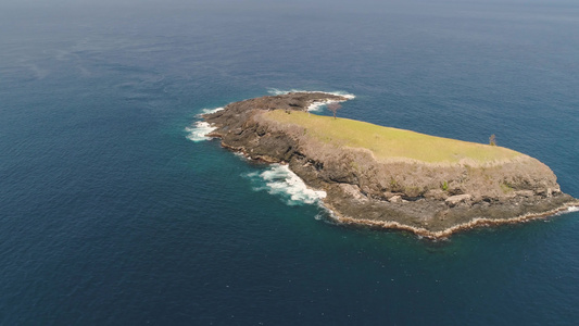 海洋中的岩石岛视频