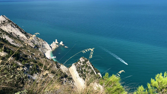 海上驾船航行的壮观风景视频