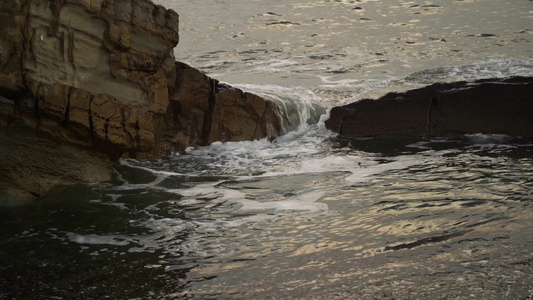自然背景显示岩石和海浪的景象视频