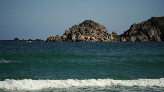 带岩石和海浪视图的海景慢动视频视频