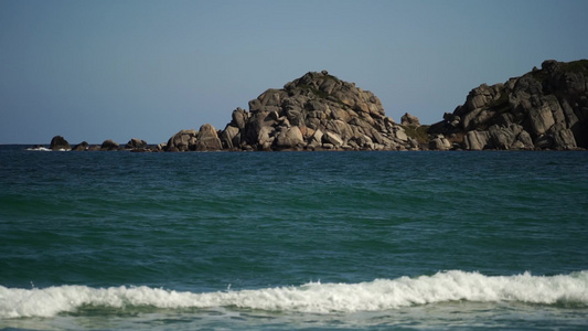 带岩石和海浪视图的海景慢动视频视频