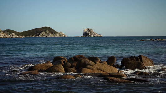带岩石和海浪视图的海景慢动视频视频