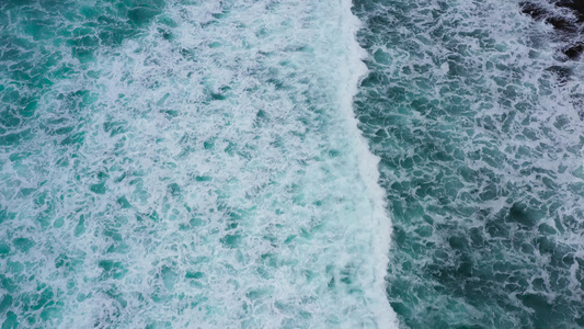 海浪的移动海洋波从上而下的视线视频