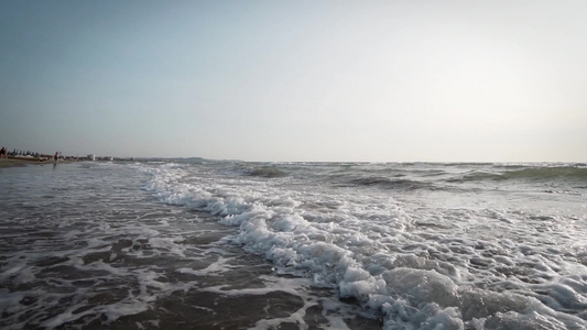 海浪冲上沙滩沙滩的强大威力视频
