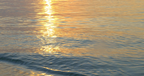 日落时清静的海浪冲洗海岸视频