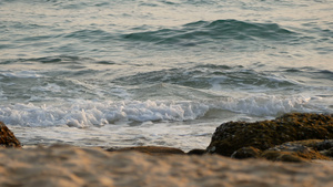 4K波泡沫泡沫的大海与岩石的海滩上热带夏季海滩度假12秒视频