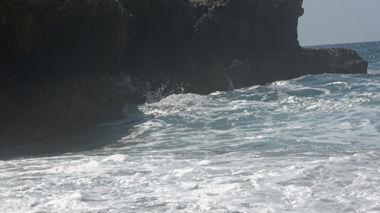 岩石上坠落的海浪2视频
