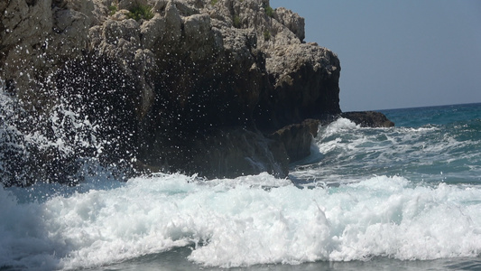 海浪在岩石上撞击视频