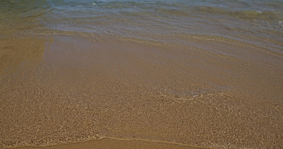 在沙滩上的蓝色海浪沙滩上的蓝色海洋软浪背景美丽海滩视频