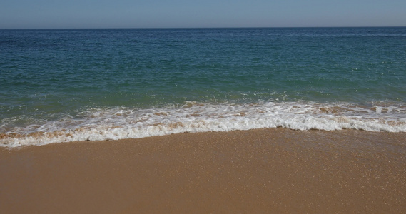 在沙滩上的蓝色海浪沙滩上的蓝色海洋软浪背景美丽海滩视频