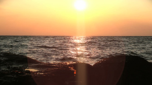 夕阳下的海浪29秒视频