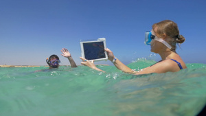 女人和男人在海中做度假照片用垫子拍36秒视频