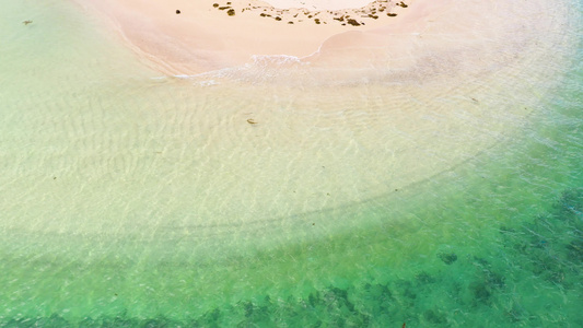 热带沙滩有海浪和绿绿石水文本的复制空间空中观察视频