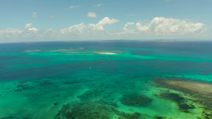 热带岛屿和绿色海水14秒视频