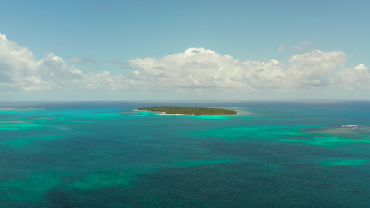 海景以热带岛屿和绿石水为特点视频