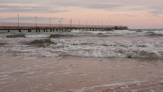 海军码头伸展到远处海浪在岸上滚滚视频
