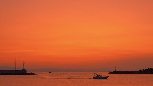 载有帆船的海上晚夜海景视频