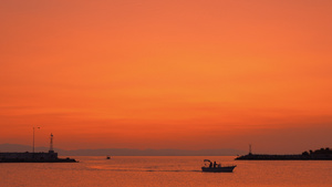 载有帆船的海上晚夜海景13秒视频