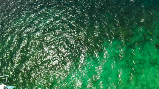 海岸附近清洁海水的顶部视图视频