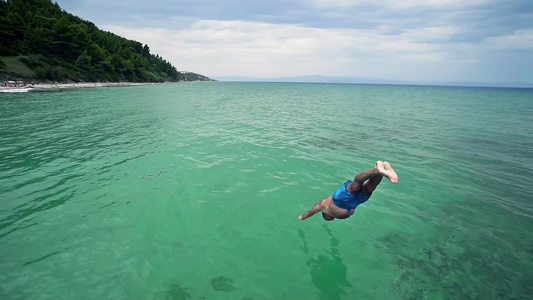 男子在度假时跳入大海视频