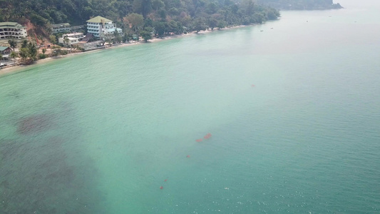 海水明亮岛上绿山有棕榈树和海滩金沙旅馆人们放松烟雾视频