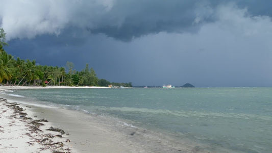 在潮湿的雨季泰国挥舞着蓝色的大海苏梅岛的沙滩在异国情调视频