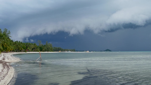 在潮湿的雨季泰国挥舞着蓝色的大海苏梅岛的沙滩在异国情调19秒视频