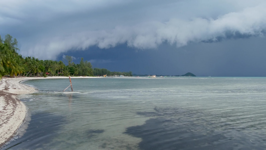 在潮湿的雨季泰国挥舞着蓝色的大海苏梅岛的沙滩在异国情调视频