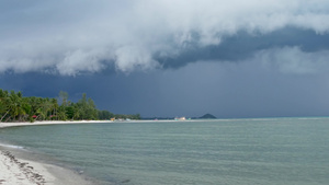 在潮湿的雨季泰国挥舞着蓝色的大海苏梅岛的沙滩17秒视频