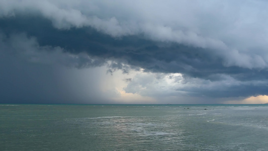 在潮湿的雨季泰国挥舞着蓝色的大海苏梅岛的沙滩在异国情调视频