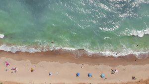黑海美丽的野生海滩顶部空中角度人们晒日光浴游泳在海浪19秒视频
