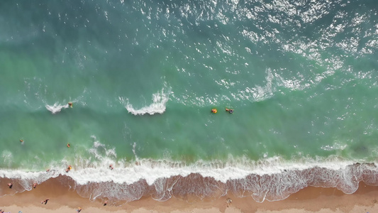 无法辨认的人在黑海乌克兰美丽的海滩自上而下的空中角度视频