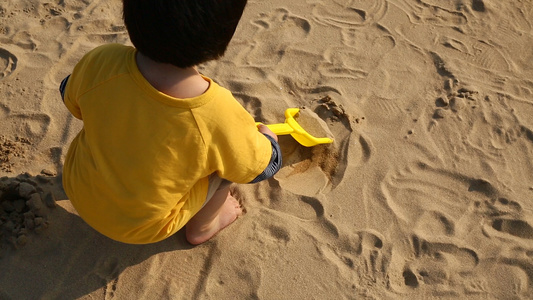 小孩子在沙滩玩沙子视频