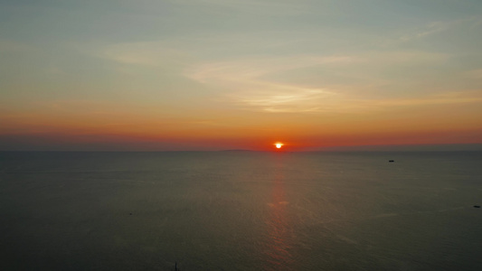 日落时海面上有云层的天空视频