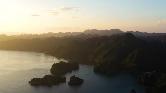 海景早上在岛屿上空热带岛屿上空的日出视频